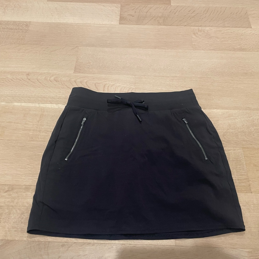 Size 4 Athleta skirt. Never worn. No longer sold in stores or online